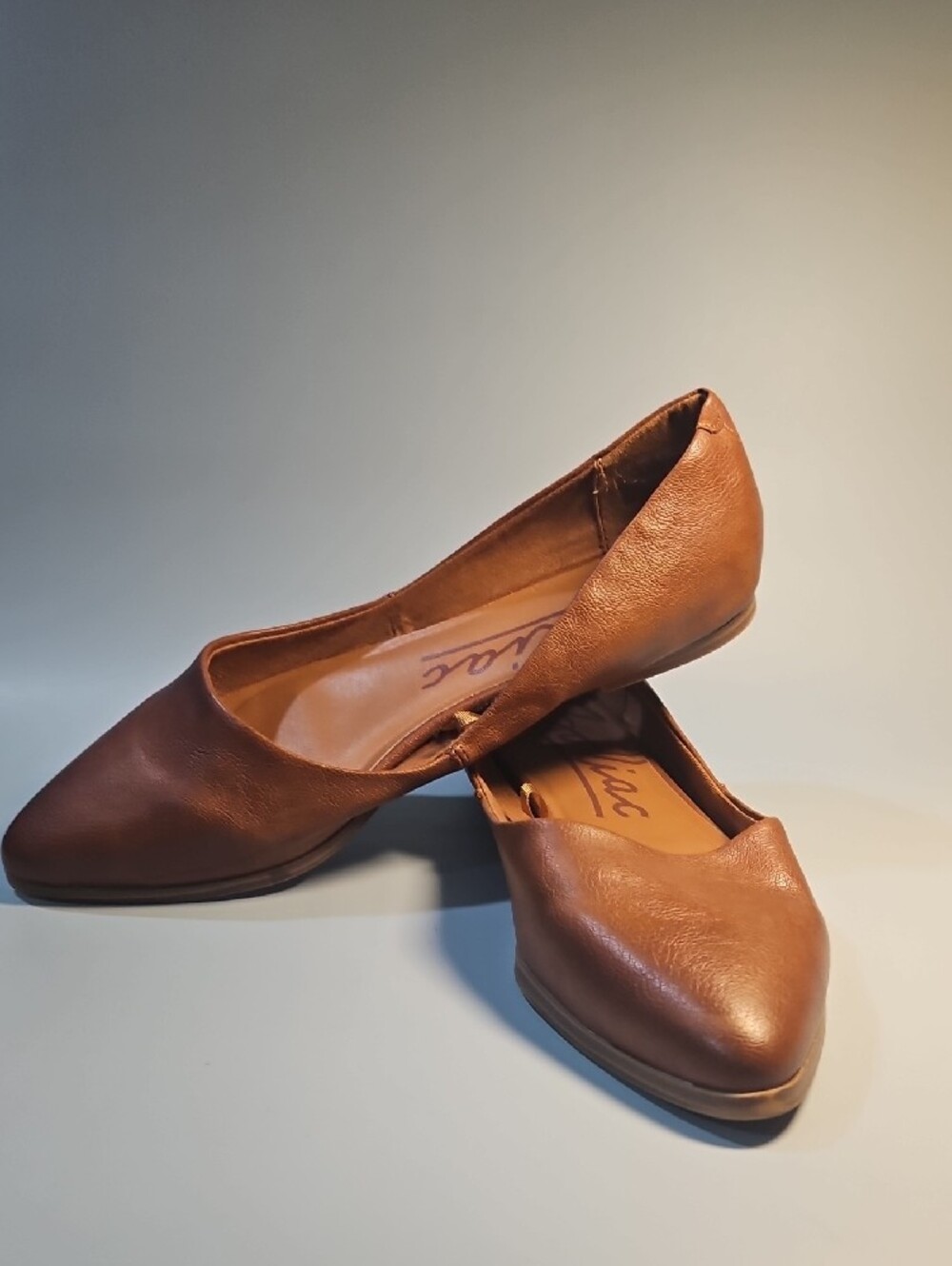Zodiac Women's Tan Pointed-Toe Leather Flats Bin 12 - Picture 5 of 6
